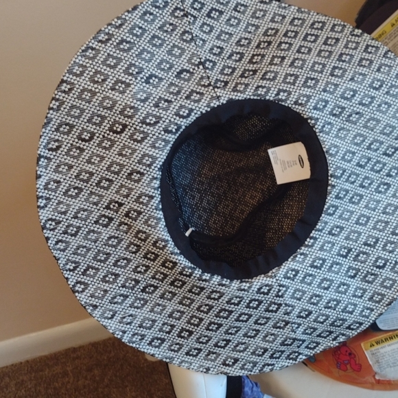 Beach hat - Picture 3 of 3